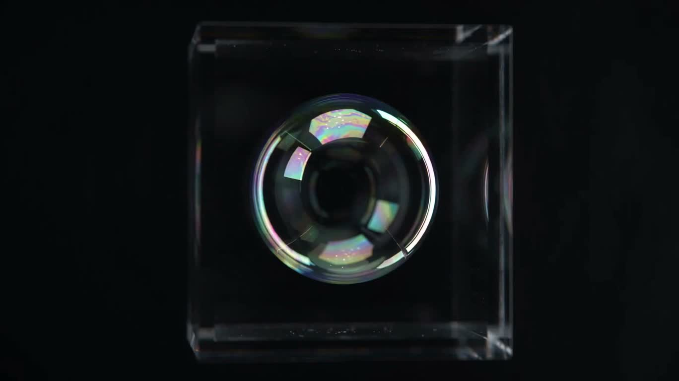 Minuscules bulles dans une cage cubique — AI video creation