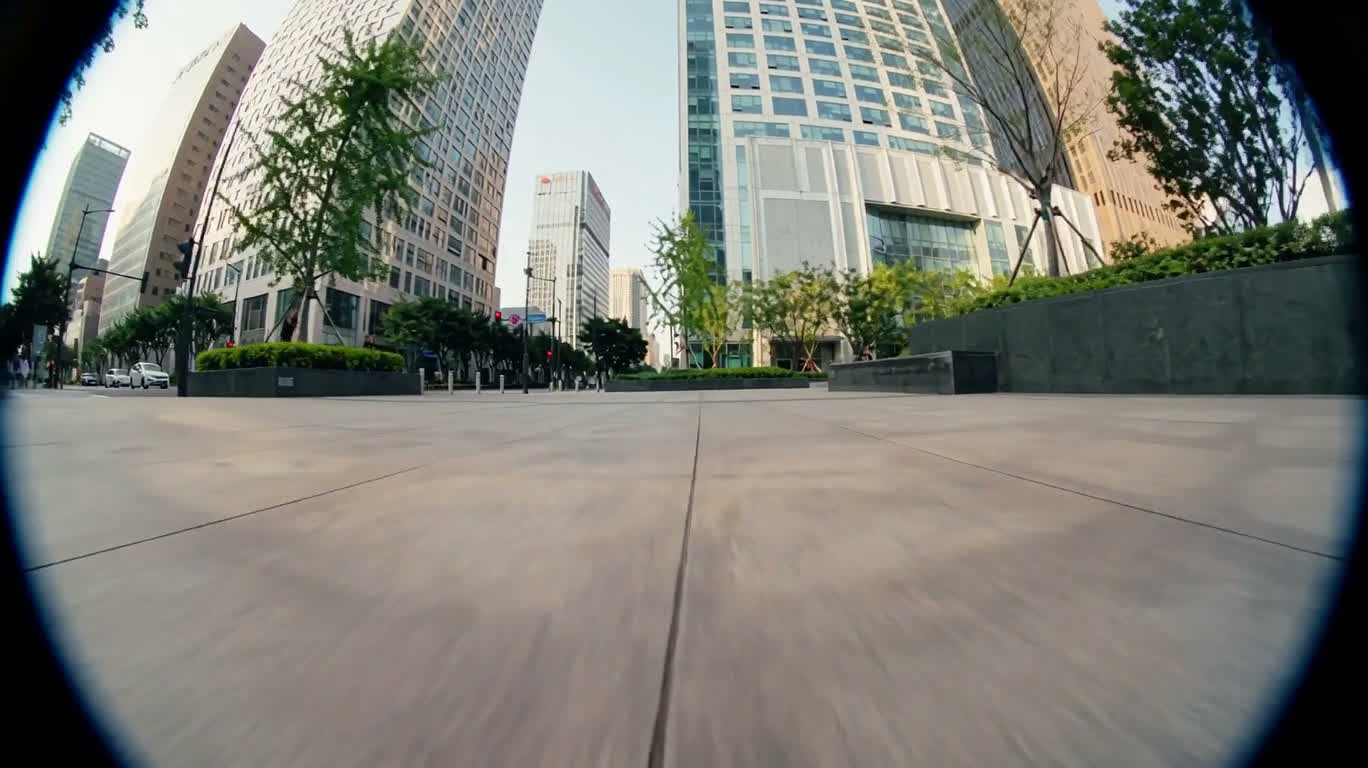 Course de skateboard en fisheye urbain