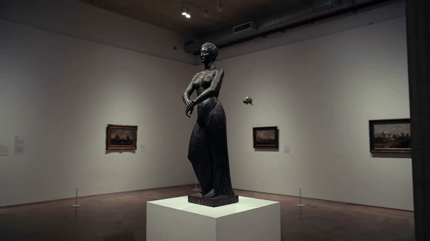 Скульптуры, окружающие тихую галерею