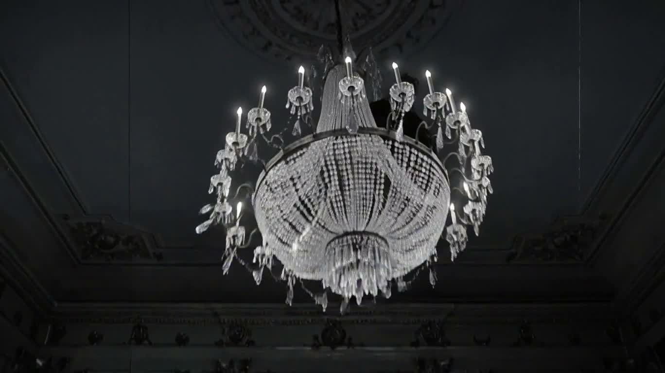 Terreur du lustre dans un film muet en noir et blanc