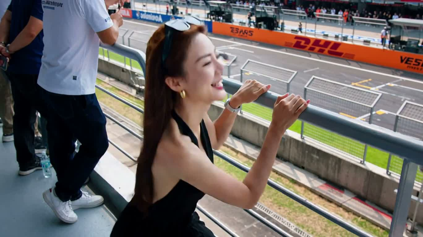 Danse improvisée dans les gradins du circuit
