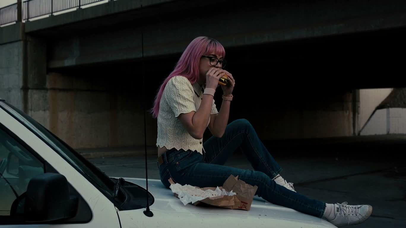 La transformation monstrueuse au crépuscule de la fille burger