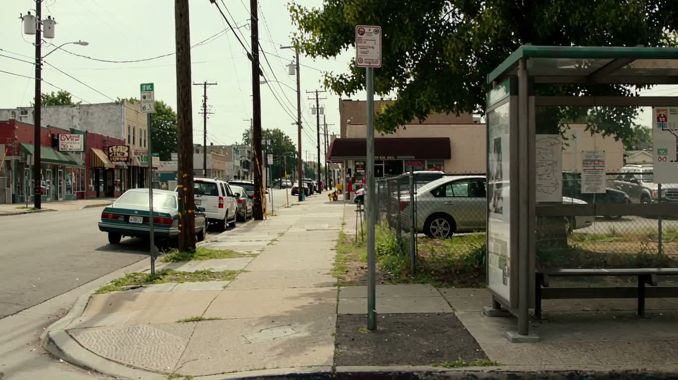 L'attente tranquille à l'arrêt de bus du coin de la rue