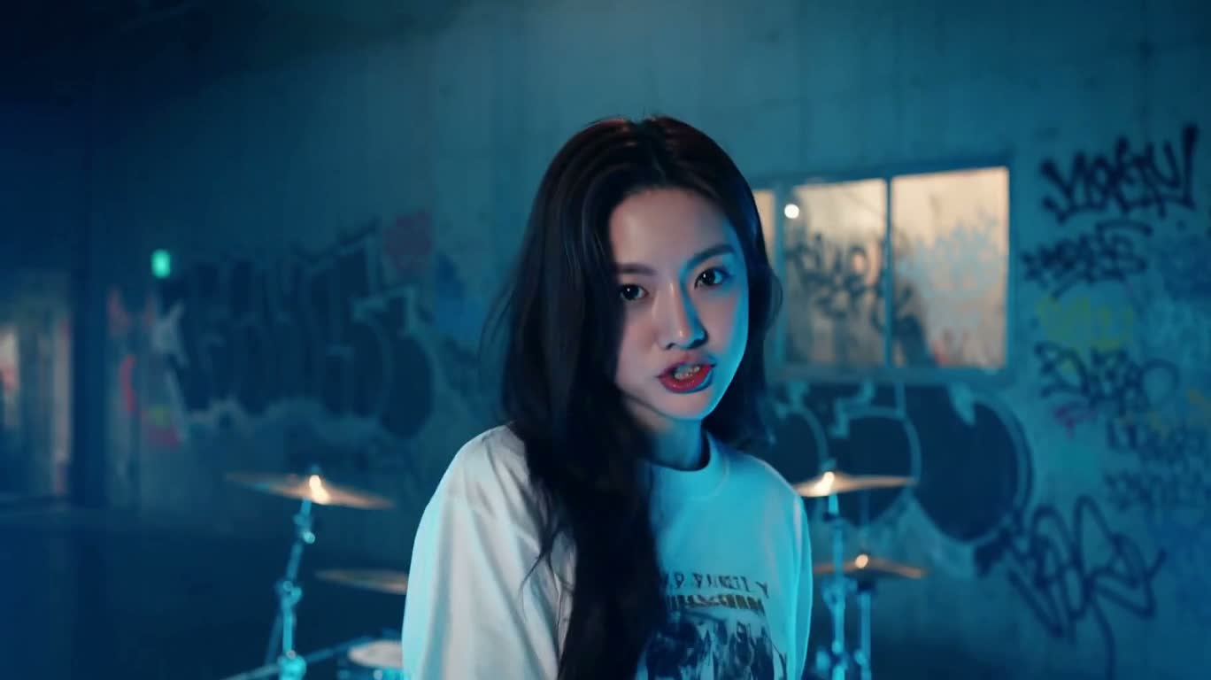 蓝色霓虹涂鸦棚中的说唱女鼓手