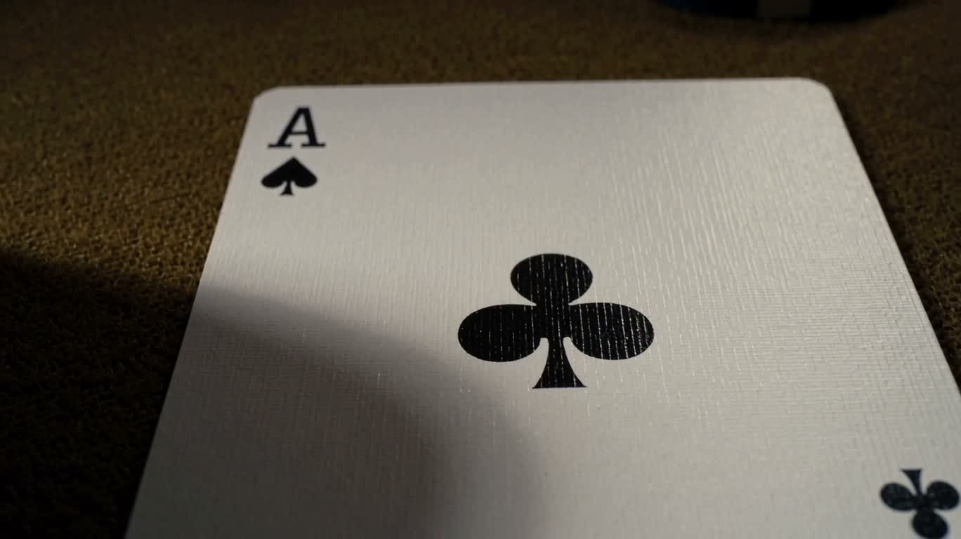 スポットライトの下のポーカーハンド