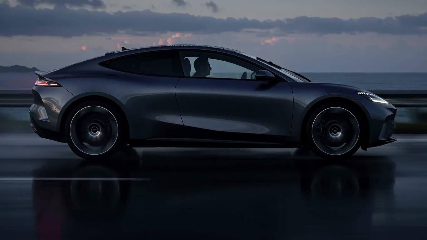 Publicité pour coupé électrique sur la côte au crépuscule pluvieux