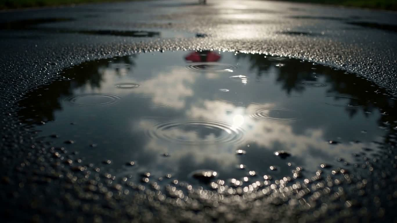 雨中倒影与红伞哀容