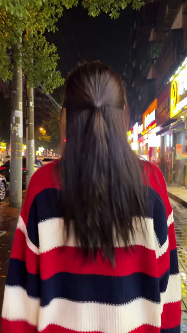Nụ cười ngoái nhìn trên phố neon đêm mưa