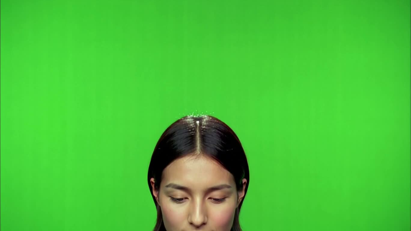 Entrée d'un personnage sur fond vert et gros plan rapide sur l'œil droit — AI video creation