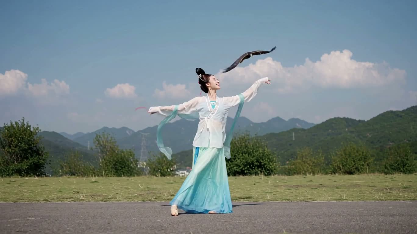 Danseuse gracieuse et faucon tournoyant