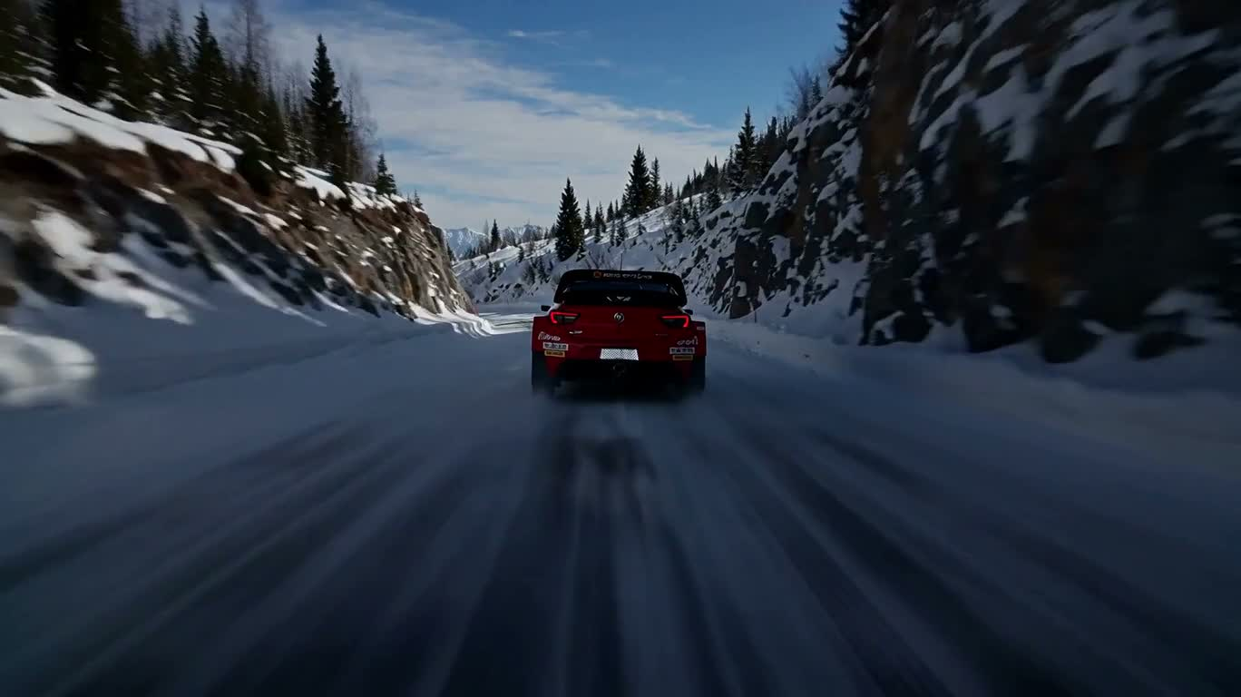 氷の山道を走る赤いラリーカー