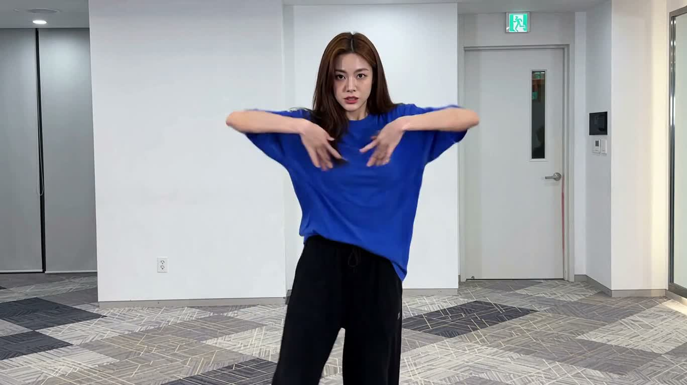 Vũ điệu uyển chuyển trong studio hiện đại
