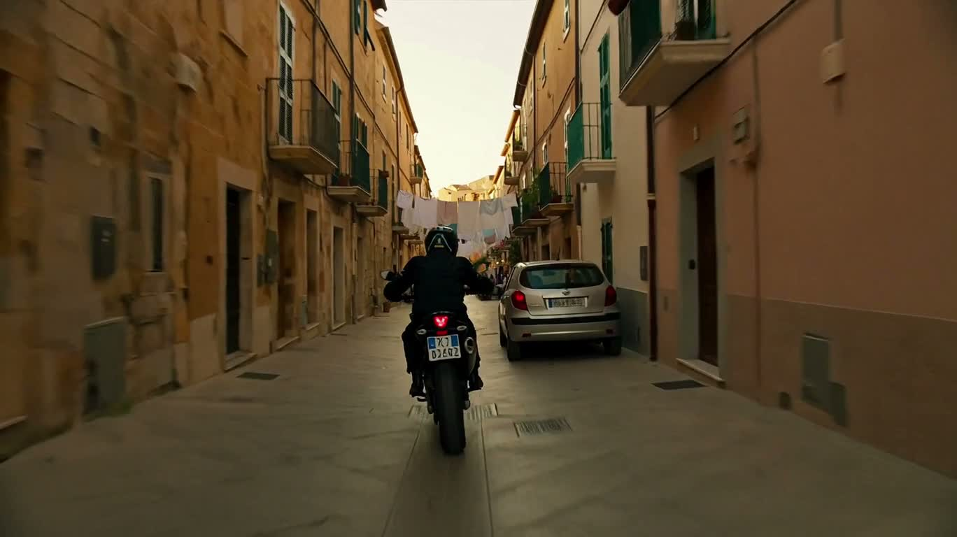 Poursuite à moto dans un village méditerranéen