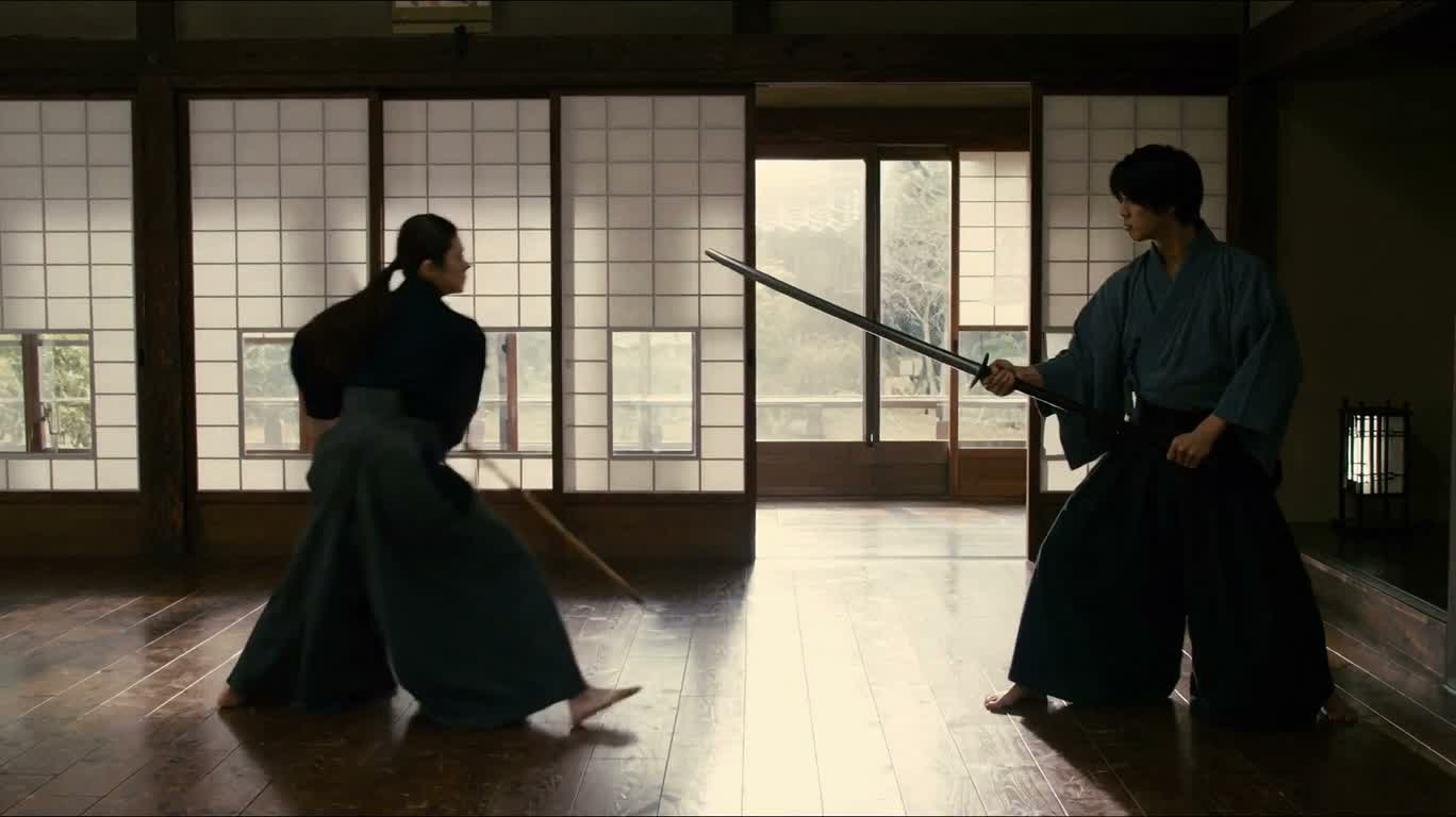 紙障子の道場での木棍対決