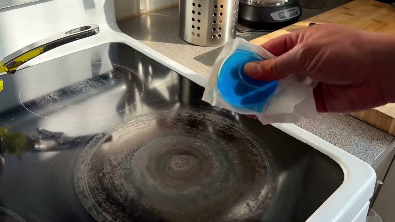 Gel nettoyant bleu ravivant la cuisinière — AI video creation