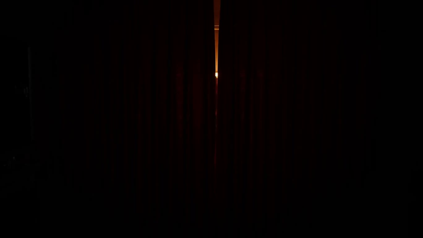 赤い幕の向こうの舞台の夜