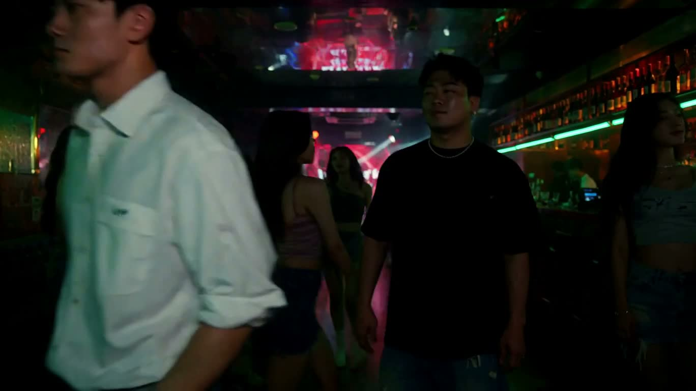 霓虹夜店舞台热舞