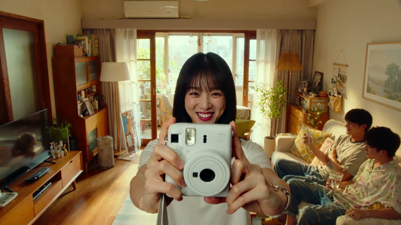 Chụp Polaroid tinh nghịch phá khung trong phòng khách