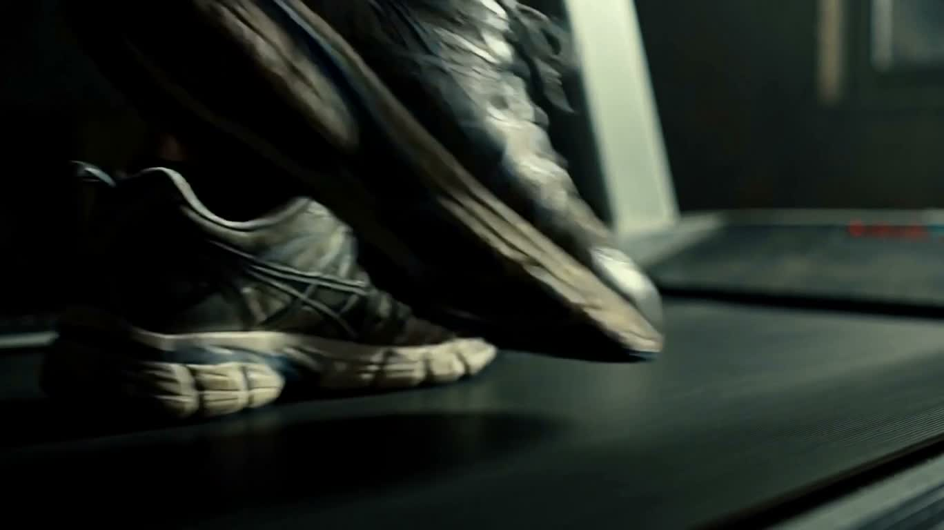 Vieilles chaussures de course et tapis futuriste