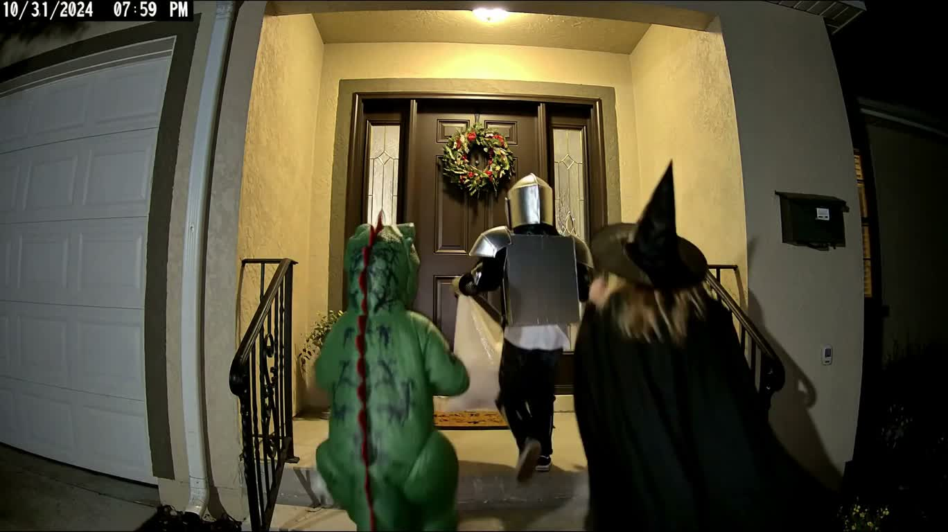 Sauvetage espiègle sur la caméra de sonnette d'Halloween