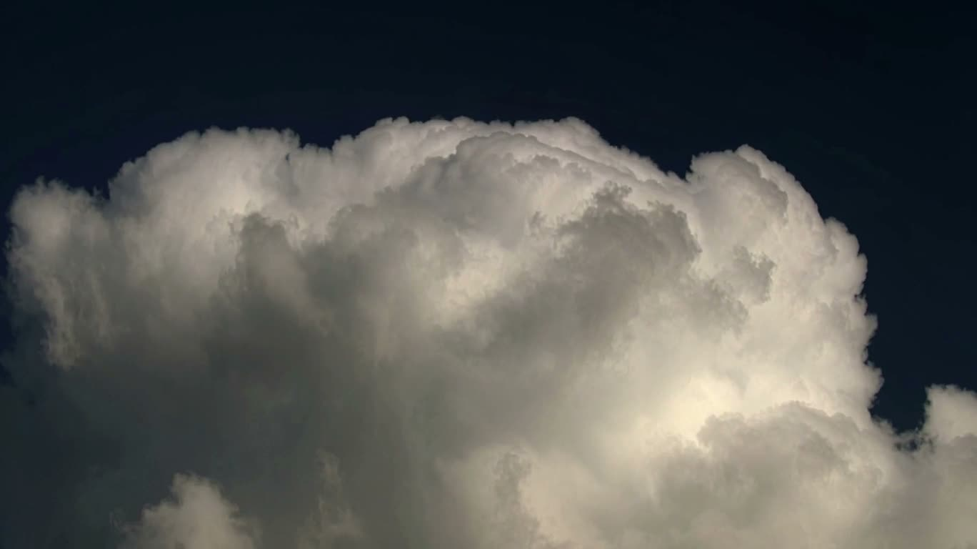 Visage souriant et étrange dans les nuages