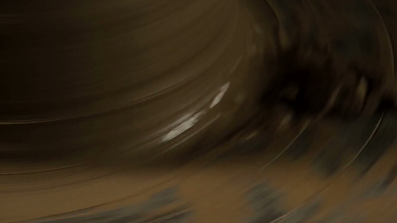 陶轮上的湿润陶土