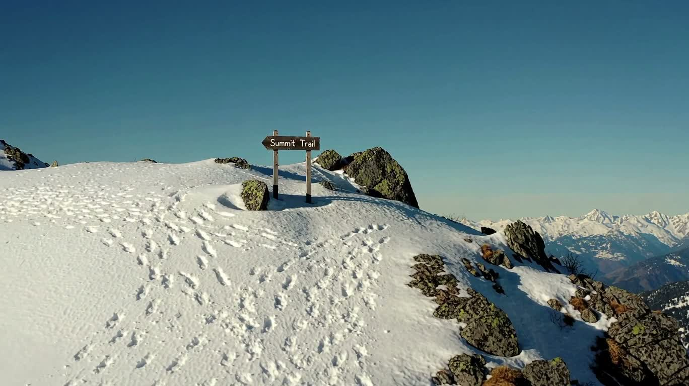 雪峰与木质路标