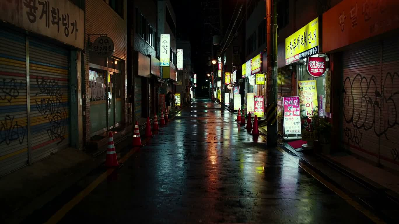 霓虹雨巷的邂逅
