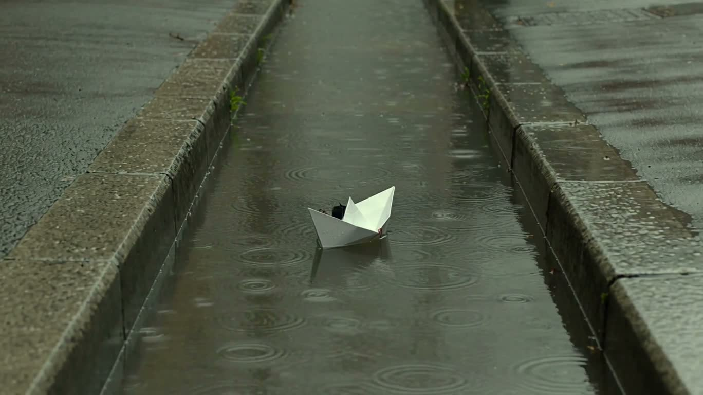 雨水沟中的纸船漂流
